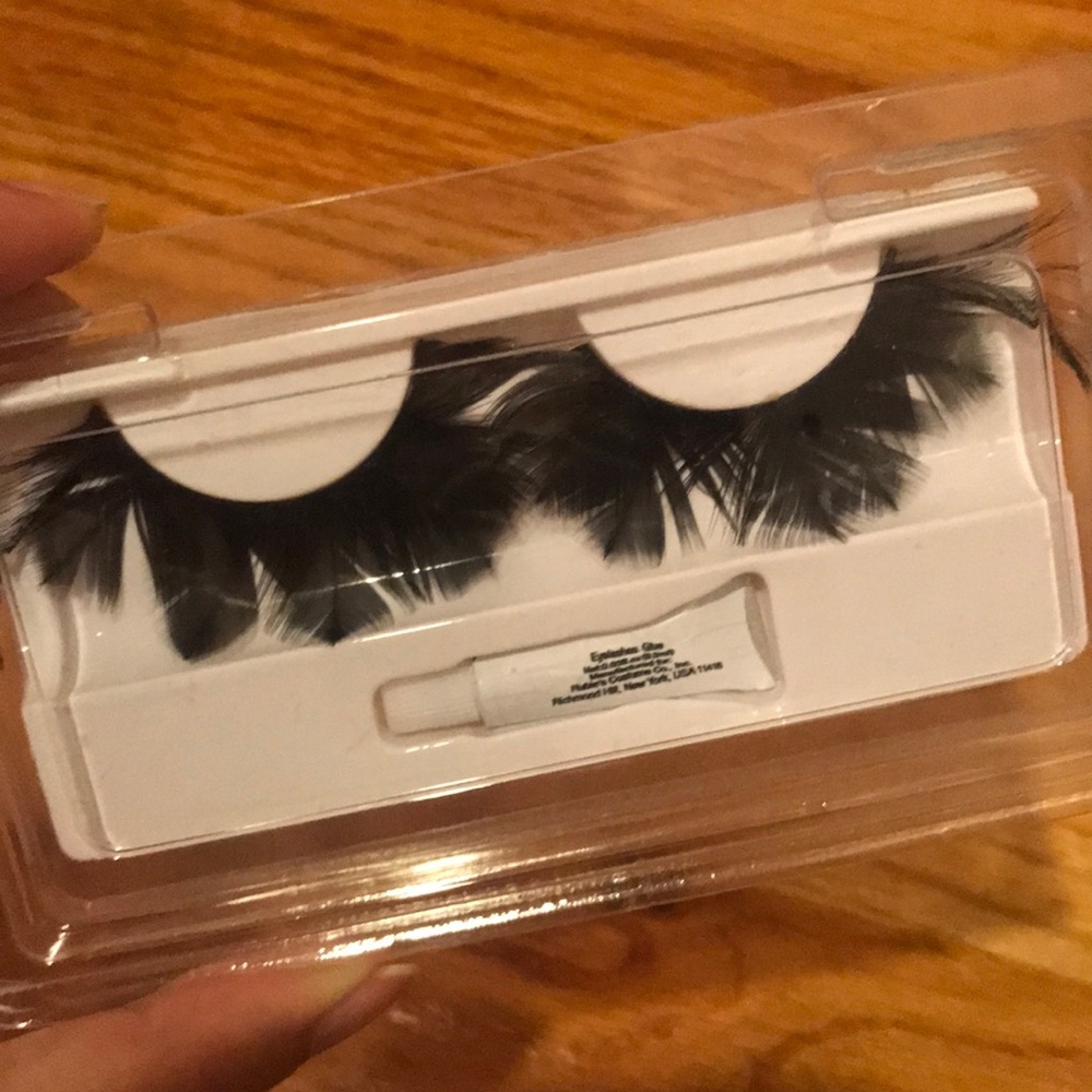 Feather Eyelashes w Lash glue
